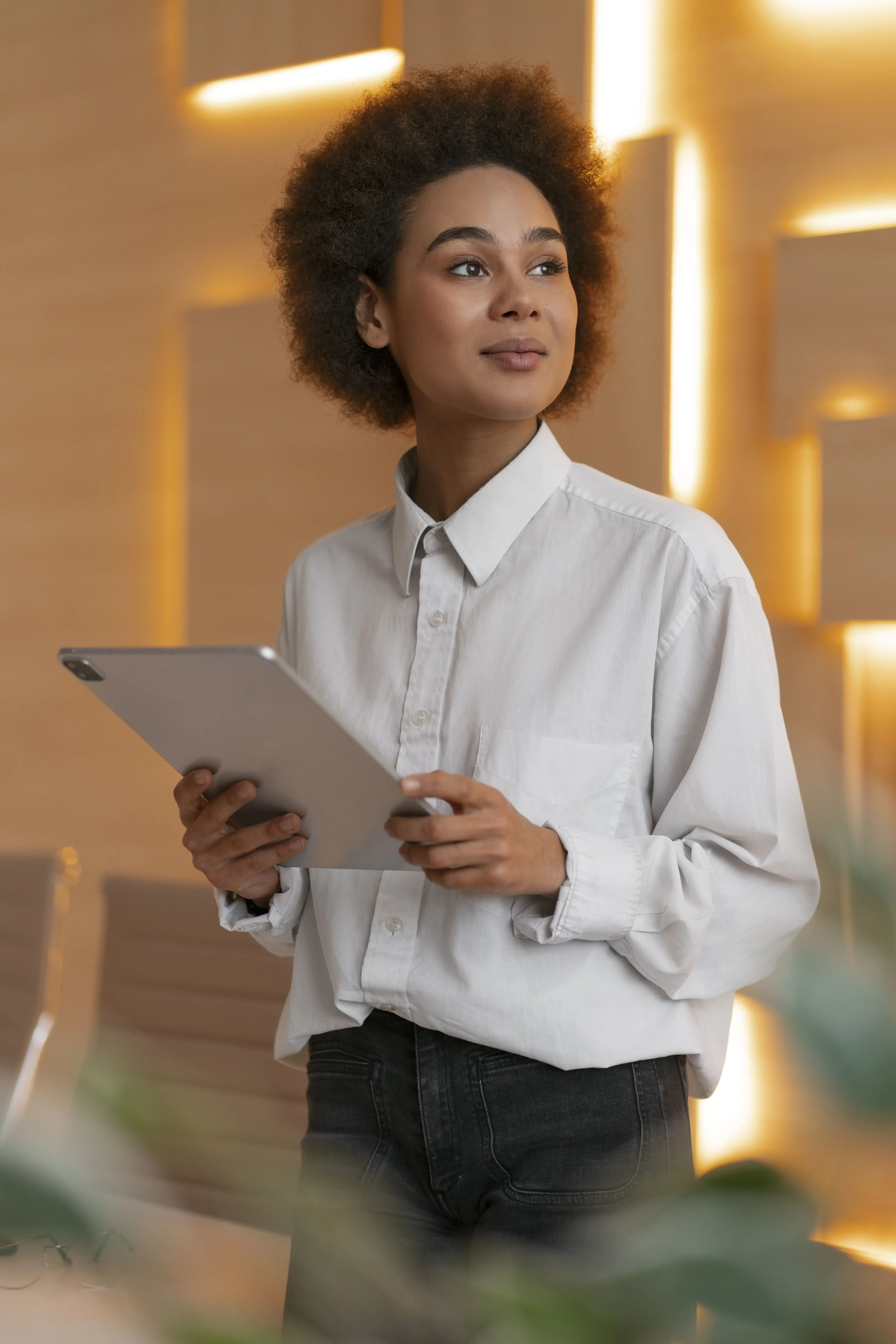 Empresária trabalhando no tablet